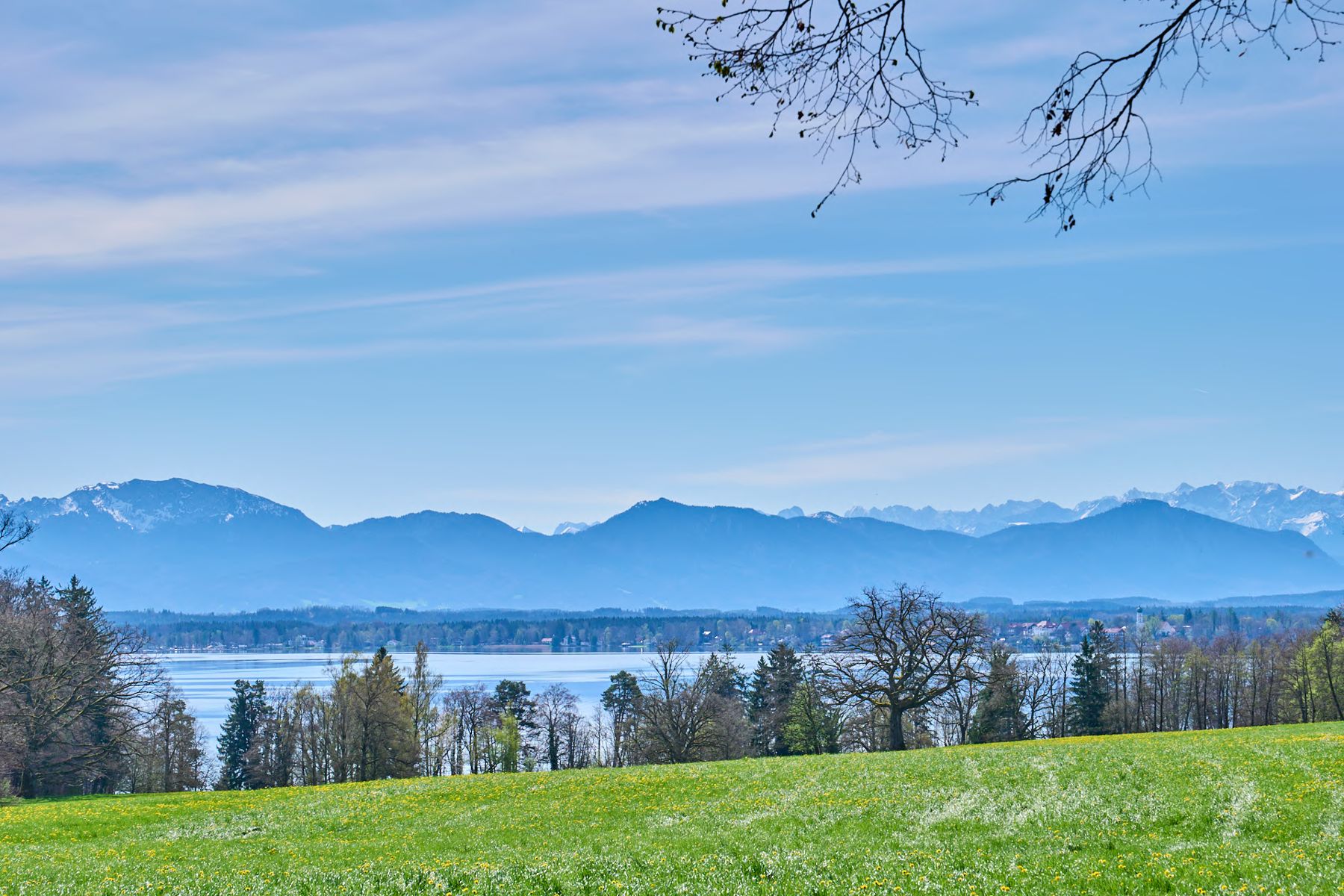 Blick über den Starnberger See auf die Alpen