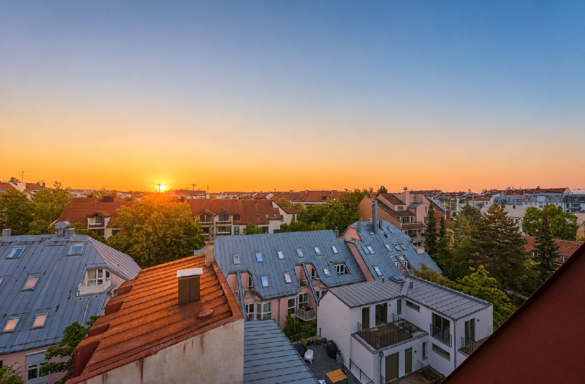 Sonnenuntergang über den Dächern der Maxvorstadt