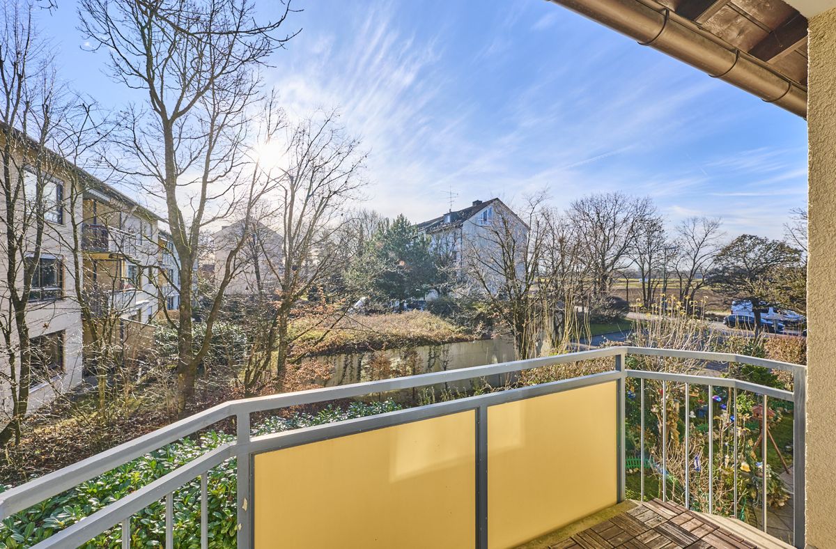 Balkon mit Blick ins Grüne in Altperlach
